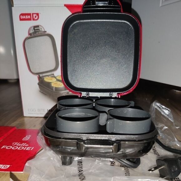 DASH Egg Bite Maker Fast Heating w/ 4 Silicone Mol - Picture 7 of 10